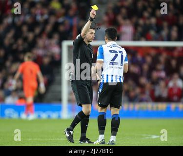 L'arbitro Matthew Donohue assegna una carta gialla a massimo Luongo #21 di Sheffield Mercoledì durante la seconda metà a Sunderland, Regno Unito il 5/6/2022. (Foto di James Heaton/News Images/Sipa USA) Foto Stock