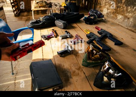 Primo piano di alcune pistole Airsoft pronte per essere utilizzate in battaglia Foto Stock