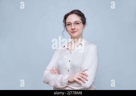 Ritratto di una donna bruna seria di mezza età Foto Stock