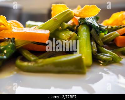 stufato di verdure saltato con yucca croccante Foto Stock