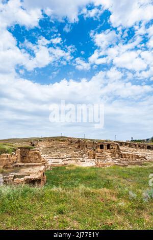 Dara sito antico e le tombe di roccia vicino alla città di Mardin, Turchia. La vista del sito archeologico di Dara, Mesopotamia, Turchia Foto Stock