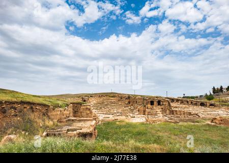 Dara sito antico e le tombe di roccia vicino alla città di Mardin, Turchia. La vista del sito archeologico di Dara, Mesopotamia, Turchia Foto Stock