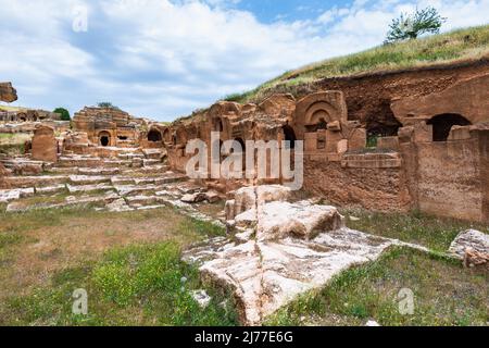 Dara sito antico e le tombe di roccia vicino alla città di Mardin, Turchia. La vista del sito archeologico di Dara, Mesopotamia, Turchia Foto Stock