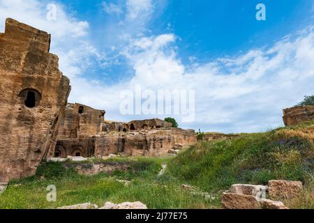 Dara sito antico e le tombe di roccia vicino alla città di Mardin, Turchia. La vista del sito archeologico di Dara, Mesopotamia, Turchia Foto Stock