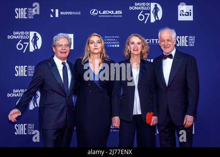 Roma, Italia - 3 maggio 2022: Mario Martone e sua moglie e toni Servillo e Manuela Lamanna sono in mano al tappeto rosso dell'awar David di Donatello 2022 Foto Stock