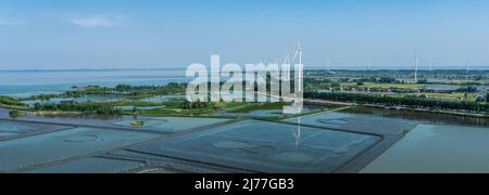 HUAI'AN, CINA - 6 MAGGIO 2022 - l'energia eolica al lavoro è vista in Huai 'an city, nella provincia di Jiangsu della Cina orientale, 6 maggio 2022. Foto Stock