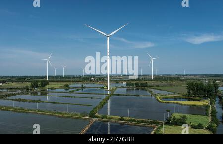 HUAI'AN, CINA - 6 MAGGIO 2022 - l'energia eolica al lavoro è vista in Huai 'an city, nella provincia di Jiangsu della Cina orientale, 6 maggio 2022. Foto Stock