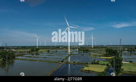 HUAI'AN, CINA - 6 MAGGIO 2022 - l'energia eolica al lavoro è vista in Huai 'an city, nella provincia di Jiangsu della Cina orientale, 6 maggio 2022. Foto Stock