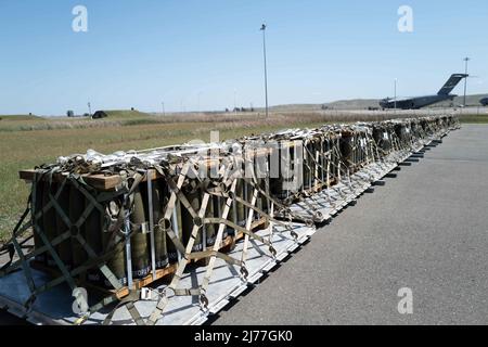 I pallet contenenti munizioni sono in attesa di essere caricati alla base dell'aeronautica di Travis, California, 28 aprile 2022. Gli Stati Uniti continuano a riaffermare il loro sostegno costante alla sovranità e all’integrità territoriale dell’Ucraina. A sostegno di questa missione, il 60th Aerial Port Squadron trasportò la maggior parte del carico dal 2001 e spostò la maggior parte delle munizioni dalla guerra del Vietnam in un periodo di due settimane. (STATI UNITI Air Force foto di Chustine Minoda) Foto Stock