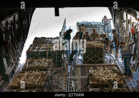 Gli aerei statunitensi spingono un pallet contenente munizioni in un C-17 Globemaster III alla base dell'aeronautica di Travis, California, 28 aprile 2022. Gli Stati Uniti continuano a riaffermare il loro sostegno costante alla sovranità e all’integrità territoriale dell’Ucraina. A sostegno di questa missione, il 60th Aerial Port Squadron trasportò la maggior parte del carico dal 2001 e spostò la maggior parte delle munizioni dalla guerra del Vietnam in un periodo di due settimane. (STATI UNITI Air Force foto di Chustine Minoda) Foto Stock