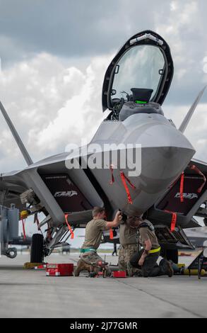 Gli airmen assegnati allo Squadron della generazione dei combattenti 43d, base dell'aeronautica di Eglin, Florida, rimuovono un pannello su un Raptor F-22 in preparazione per eseguire le oscillazioni dell'ingranaggio all'Aeroporto Internazionale di Savannah Hilton Head, Georgia, 3 maggio 2022. La 325th Fighter Wing ha inviato più di 200 persone e 22 velivoli a partecipare a Sentry Savannah, un esercizio di addestramento di pari vicino ospitato dal Air National Guard’s Air Dominance Center. (STATI UNITI Air Force foto di Airman 1st Classe Anabel del Valle) Foto Stock