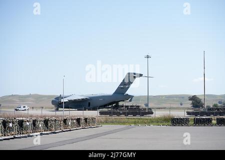 Una US Air Force C-17 Globemaster III è caricato con munizioni alla base dell'aeronautica di Travis, California, 28 aprile 2022. Gli Stati Uniti continuano a riaffermare il loro sostegno costante alla sovranità e all’integrità territoriale dell’Ucraina. A sostegno di questa missione, il 60th Aerial Port Squadron trasportò la maggior parte del carico dal 2001 e spostò la maggior parte delle munizioni dalla guerra del Vietnam in un periodo di due settimane. (STATI UNITI Air Force foto di Chustine Minoda) Foto Stock