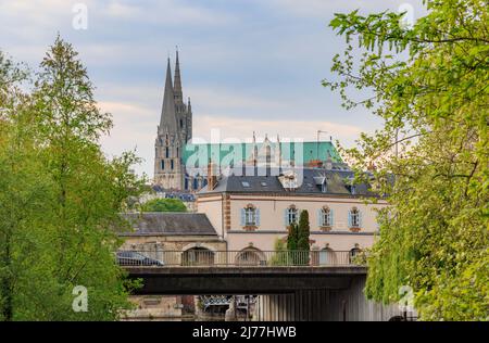 Paesaggio urbano con fiume Eure a Chartres Eure-et-Loire in Francia Foto Stock