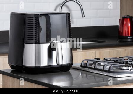 Piccolo apparecchio da cucina - friggitrice ad aria calda; Foto in cucina Foto Stock