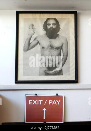 Un poster incorniciato del 1950s del poeta Beat Allen Ginsberg appeso nel punto di riferimento City Lights Booksellers Shop a San Francisco, California. Foto Stock