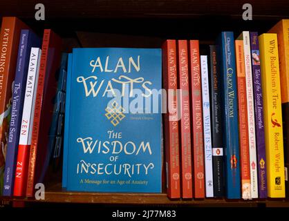 Una selezione di libri da parte dello scrittore inglese Alan Watts per la vendita presso il punto di riferimento City Lights Booksellers Bookstore a San Francisco, California. Foto Stock