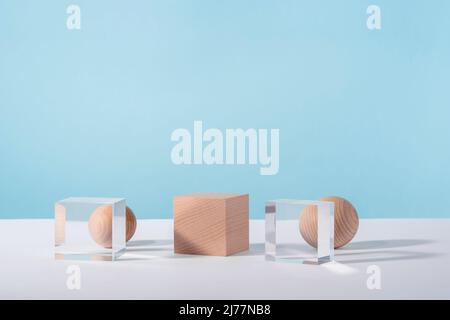 Creativo modello geometrico del prodotto, piattaforma espositore cosmetici, pubblicità del prodotto, supporto geometrico. Podio cubo di legno e vetro, sfera su Foto Stock