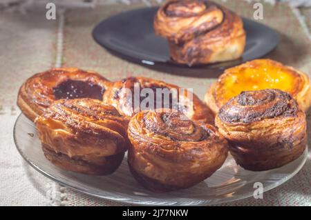 Preparazione di dolci alla cannella da zero. Dolci dolci dolci dolci dolci e deliziosi noti come panini del mattino. Foto Stock