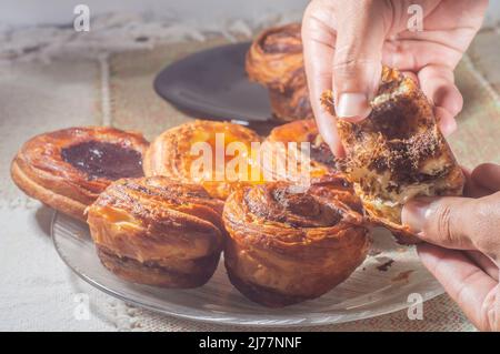 Preparazione di dolci alla cannella da zero. Dolci dolci dolci dolci dolci e deliziosi noti come panini del mattino. Foto Stock