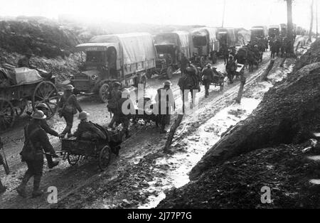 Uomini del Reggimento Middlesex con carri mitragliatrici trainati da cavalli Lewis che ritornano dalle trincee vicino ad Albert, settembre 1916. Una linea di camion di rifornimento può essere vista nel bacground. Foto Stock