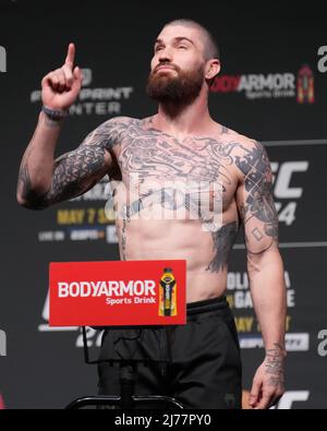 Phoenix, Arizona, Stati Uniti. 06th maggio 2022. PHOENIX, AZ - Maggio 6: Cameron Vancamp si scalda sulla scala per i tifosi presenti alla Hyatt Regency per UFC 274 - Oliveira vs Gaethje : Ceremonial Weigh-in il 6 maggio 2022 a Phoenix, Arizona, Stati Uniti. (Foto di Louis Grasse/PxImages) Credit: PX Images/Alamy Live News Foto Stock