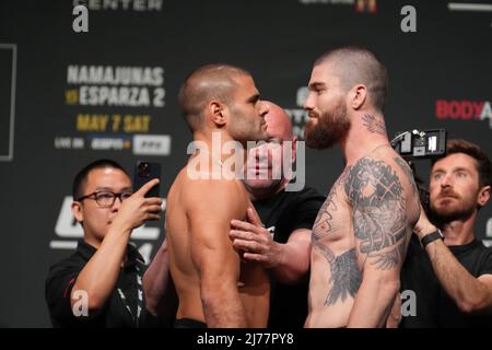 Phoenix, Arizona, Stati Uniti. 06th maggio 2022. PHOENIX, AZ - Maggio 6: Andre Fialho (L) e Cameron Vancamp (R) a faccia per i tifosi presenti all'Hyatt Regency per UFC 274 - Oliveira vs Gaethje : Ceremonial Weigh-in il 6 maggio 2022 a Phoenix, Arizona, Stati Uniti. (Foto di Louis Grasse/PxImages) Credit: PX Images/Alamy Live News Foto Stock