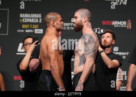 Phoenix, Arizona, Stati Uniti. 06th maggio 2022. PHOENIX, AZ - Maggio 6: Andre Fialho (L) e Cameron Vancamp (R) a faccia per i tifosi presenti all'Hyatt Regency per UFC 274 - Oliveira vs Gaethje : Ceremonial Weigh-in il 6 maggio 2022 a Phoenix, Arizona, Stati Uniti. (Foto di Louis Grasse/PxImages) Credit: PX Images/Alamy Live News Foto Stock