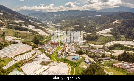 Vista aerea sulle Cameron Highlands, Malesia dal cielo. Vista aerea degli uccelli sopra una diga negli altopiani malesi Cameron. Una cattura con droni di Foto Stock