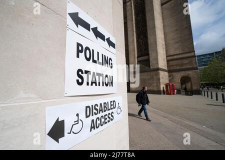 (220507) -- MANCHESTER, 7 maggio 2022 (Xinhua) -- Un uomo cammina davanti ad un seggio elettorale a Manchester, Gran Bretagna, 5 maggio 2022. Il partito conservatore al governo del Regno Unito (UK) ha perso alcune delle sue tradizionali roccaforti nelle elezioni locali di giovedì. PER ANDARE CON 'Roundup: I conservatori britannici subiscono perdite nelle elezioni locali tra scandalo di partygate, inflazione' (foto di Jon Super/Xinhua) Foto Stock