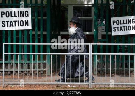 (220507) -- MANCHESTER, 7 maggio 2022 (Xinhua) -- Un uomo cammina davanti ad un seggio elettorale a Manchester, Gran Bretagna, 5 maggio 2022. Il partito conservatore al governo del Regno Unito (UK) ha perso alcune delle sue tradizionali roccaforti nelle elezioni locali di giovedì. PER ANDARE CON 'Roundup: I conservatori britannici subiscono perdite nelle elezioni locali tra scandalo di partygate, inflazione' (foto di Jon Super/Xinhua) Foto Stock