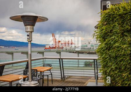 Frigorifero rotondo patio al propano funghi riscaldatore nel patio del ristorante all'aperto. Riscaldatore a gas per patio-Aprile 11,2022-Vancouver BC, Canada. Foto di strada, foto di viaggio, Foto Stock