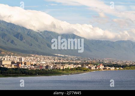 Città di Dali (Dengchuan) sul lago di erhai e Cangshan montagne, Yunnan Cina. Foto Stock