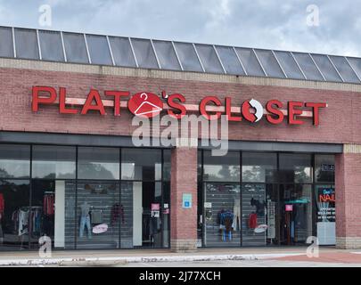 Houston, Texas USA 12-03-2021: L'esterno del negozio Plato's più vicino a Houston, Texas. Negozio di seconda mano che acquista e vende abbigliamento teenager di marca. Foto Stock