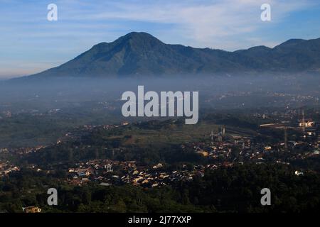 Sumedang, Giava Occidentale, Indonesia. 7th maggio 2022. Vista del Monte Manglayang il 7 maggio 2022, al Monte Batu Tanjungsari, Sumedang Regency, Indonesia. Il monte Batu Tanjungsari è una delle destinazioni turistiche per le persone che trascorrono la vacanza Eid al-Fitr 1443 H con le loro famiglie. (Credit Image: © aggi Fabbri Sugita/ZUMA Press Wire) Foto Stock