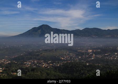 Sumedang, Giava Occidentale, Indonesia. 7th maggio 2022. Vista del Monte Manglayang e Tanjungsari il 7 maggio 2022, al Monte Batu Tanjungsari, Sumedang Regency, Indonesia. Il monte Batu Tanjungsari è una delle destinazioni turistiche per le persone che trascorrono la vacanza Eid al-Fitr 1443 H con le loro famiglie. (Credit Image: © aggi Fabbri Sugita/ZUMA Press Wire) Foto Stock