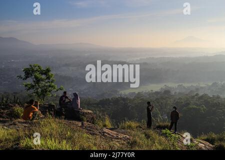 Sumedang, Giava Occidentale, Indonesia. 7th maggio 2022. La gente ha scattato una foto con lo sfondo del paesaggio naturale il 7 maggio 2022 a Mount Batu Tanjungsari, Sumedang Regency, Indonesia. Il monte Batu Tanjungsari è una delle destinazioni turistiche per le persone che trascorrono la vacanza Eid al-Fitr 1443 H con le loro famiglie. (Credit Image: © aggi Fabbri Sugita/ZUMA Press Wire) Foto Stock