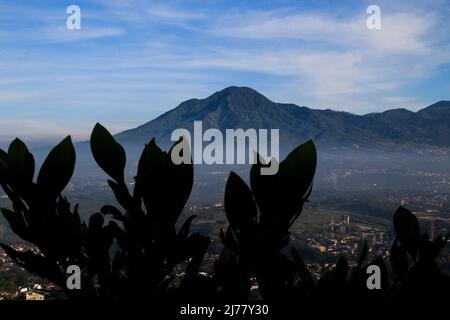 Sumedang, Giava Occidentale, Indonesia. 7th maggio 2022. Vista del Monte Manglayang il 7 maggio 2022, al Monte Batu Tanjungsari, Sumedang Regency, Indonesia. Il monte Batu Tanjungsari è una delle destinazioni turistiche per le persone che trascorrono la vacanza Eid al-Fitr 1443 H con le loro famiglie. (Credit Image: © aggi Fabbri Sugita/ZUMA Press Wire) Foto Stock