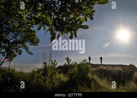 Sumedang, Giava Occidentale, Indonesia. 7th maggio 2022. Le donne hanno scattato una foto con lo sfondo del paesaggio naturale il 7 maggio 2022 a Mount Batu Tanjungsari, Sumedang Regency, Indonesia. Il monte Batu Tanjungsari è una delle destinazioni turistiche per le persone che trascorrono la vacanza Eid al-Fitr 1443 H con le loro famiglie. (Credit Image: © aggi Fabbri Sugita/ZUMA Press Wire) Foto Stock