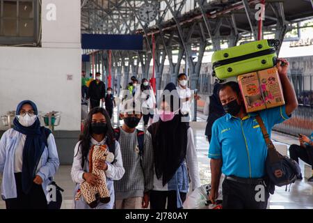 I passeggeri arrivano alla stazione di Pasar Senen. Chi arriva a casa con un treno per tornare a Giacarta dopo le vacanze all'Eid alla stazione di Pasar Senen, nel centro di Giacarta, ci sono 15.500 passeggeri che tornano a casa a Giacarta tramite la stazione di Pasar Senen. Foto Stock