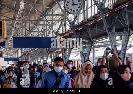 I passeggeri arrivano alla stazione di Pasar Senen. Chi arriva a casa con un treno per tornare a Giacarta dopo le vacanze all'Eid alla stazione di Pasar Senen, nel centro di Giacarta, ci sono 15.500 passeggeri che tornano a casa a Giacarta tramite la stazione di Pasar Senen. Foto Stock