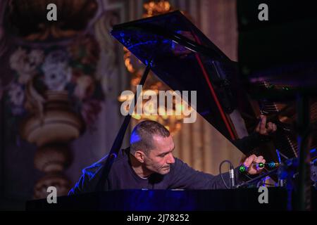 5 maggio 2022, Torino, Italia: Eurovisione Off Davide ''BOOSTA'' Dileo - la sessione Post piano. Un piano post-rock al centro e tutto intorno alla sontuosa Sala d'onore della Palazzina di Caccia di Stupinigi, una delle invenzioni Juvarra più spettacolari. (Credit Image: © Tonello Abozzi/Pacific Press via ZUMA Press Wire) Foto Stock