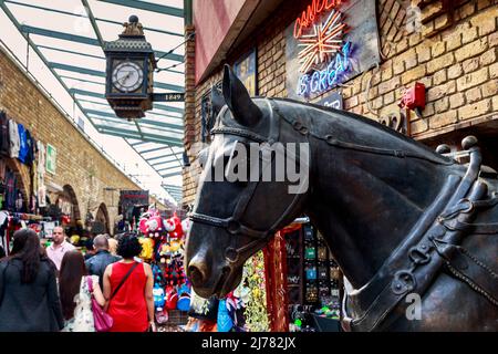 LONDRA, GRAN BRETAGNA - 17 MAGGIO 2014: Questo è il Camden Lock Market, che si trova sul sito delle scuderie precedentemente esistenti. Foto Stock