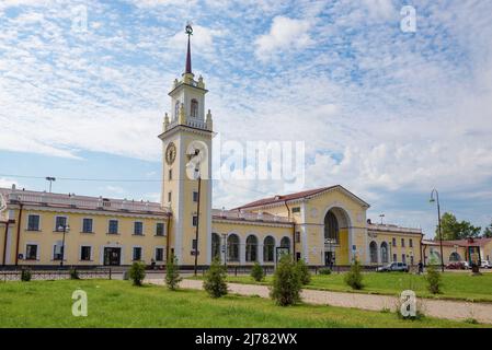 VOLKHOV, RUSSIA - 26 LUGLIO 2021: La costruzione della stazione ferroviaria di Volkhovstroy-1 stazione in un giorno di agosto Foto Stock