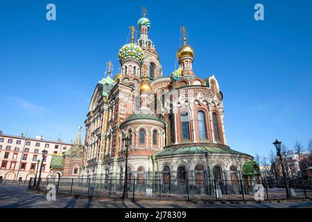 L'antica Cattedrale della Risurrezione di Cristo (Salvatore sul sangue versato) in una mattinata di aprile soleggiata. San Pietroburgo, Russia Foto Stock