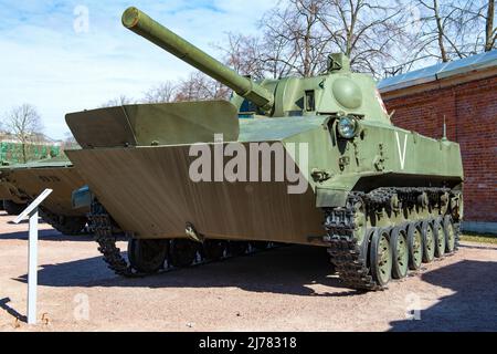 KRONSHTADT, RUSSIA - 01 MAGGIO 2022: 2S9 'Nona-S' è un monte di artiglieria semovente sovietico a 120mm divisioni in un giorno di sole di maggio Foto Stock