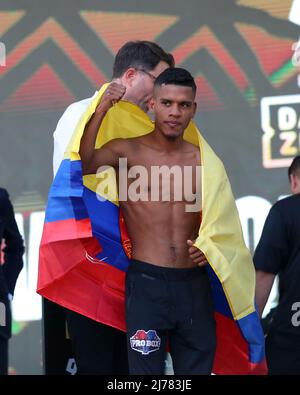 Las Vegas, Stati Uniti. 06th maggio 2022. LAS VEGAS, NV - MAGGIO 6: Il Boxer Jose Soto si pone durante il pesato ufficiale per il suo bout contro Joselito Velazquez alla T-Mobile Arena il 7 maggio 2022 a Las Vegas, Nevada.(Photo by Alejandro Salazar/PxImages) Credit: PX Images/Alamy Live News Foto Stock