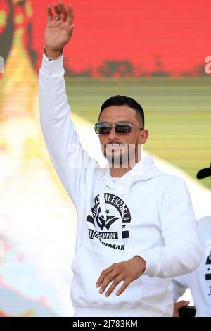 Las Vegas, Stati Uniti. 06th maggio 2022. LAS VEGAS, NV - MAGGIO 6: Boxer Gabriel Valenzuela si pone durante il pesato ufficiale per il suo bout contro Montana Love alla T-Mobile Arena il 7 maggio 2022 a Las Vegas, Nevada.(Photo by Alejandro Salazar/PxImages) Credit: PX Images/Alamy Live News Foto Stock