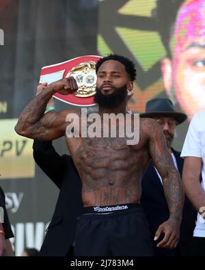 Las Vegas, Stati Uniti. 06th maggio 2022. LAS VEGAS, NV - MAGGIO 6: Boxer Montana Love Poses durante il peso ufficiale per il suo bout contro Gabriel Valenzuela alla T-Mobile Arena il 7 maggio 2022 a Las Vegas, Nevada.(Photo by Alejandro Salazar/PxImages) Credit: PX Images/Alamy Live News Foto Stock