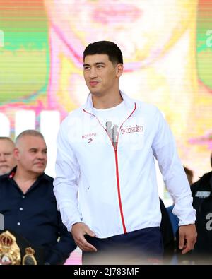 Las Vegas, Stati Uniti. 06th maggio 2022. LAS VEGAS, NV - MAGGIO 6: Boxer Dmitry Bivol si pone durante il pesato ufficiale per il suo bout contro Canelo Álvarez alla T-Mobile Arena il 7 maggio 2022 a Las Vegas, Nevada.(Photo by Alejandro Salazar/PxImages) Credit: PX Images/Alamy Live News Foto Stock