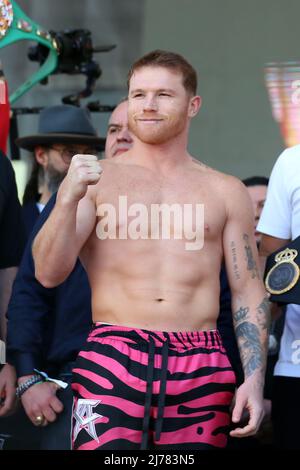 Las Vegas, Stati Uniti. 06th maggio 2022. LAS VEGAS, NV - MAGGIO 6: Boxer Canelo Álvarez si pone durante il peso ufficiale per il suo bout contro Dmitry Bivol alla T-Mobile Arena il 7 maggio 2022 a Las Vegas, Nevada.(Photo by Alejandro Salazar/PxImages) Credit: PX Images/Alamy Live News Foto Stock